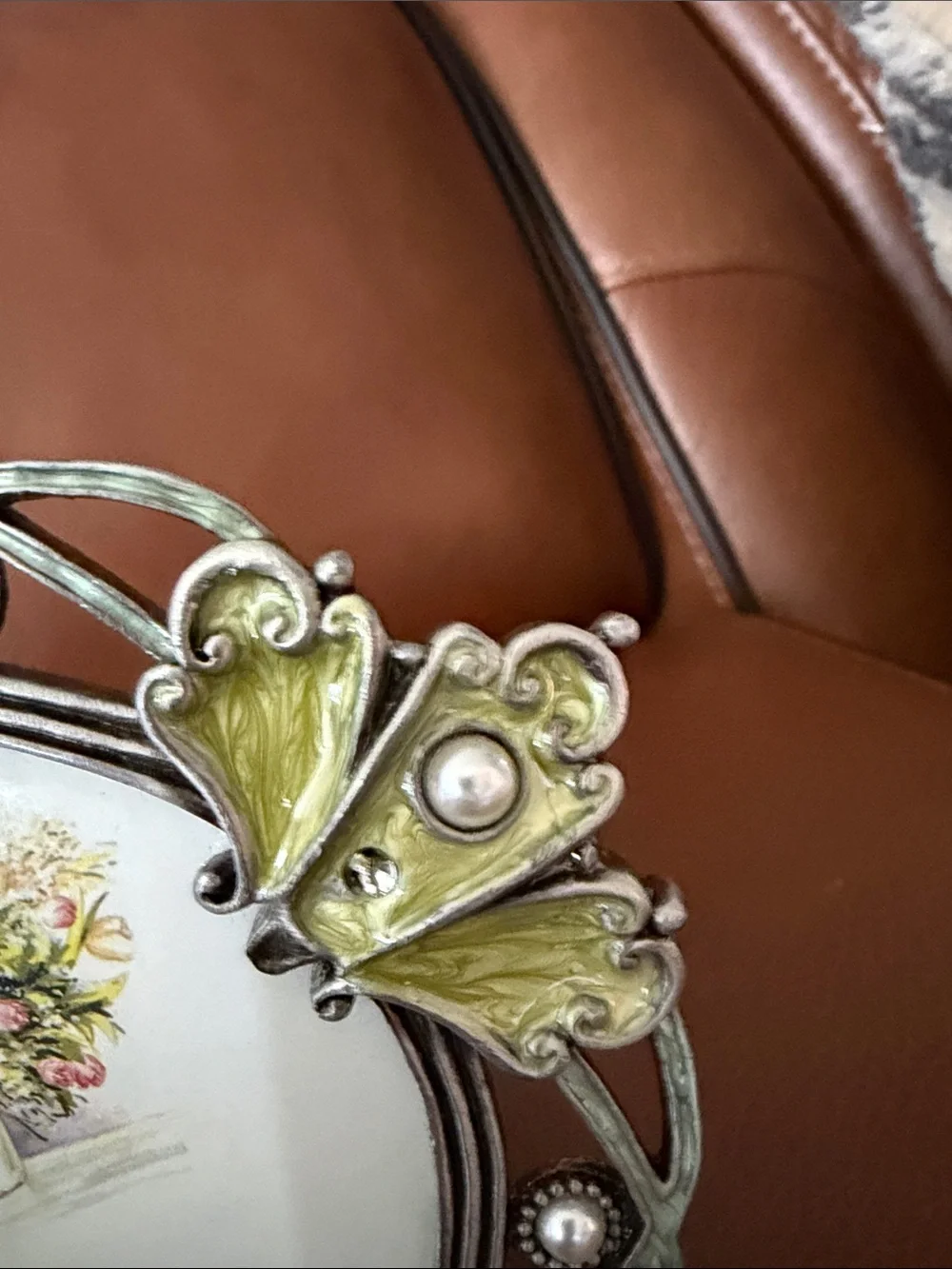 Decorative Round Photo Frame in Pale Green and Silver